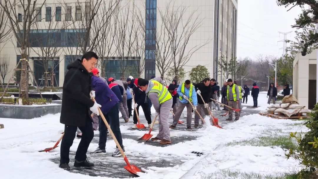 以雪为令！人防公司除雪破冰保生产