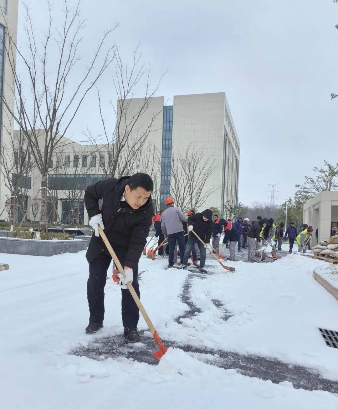 以雪为令！人防公司除雪破冰保生产